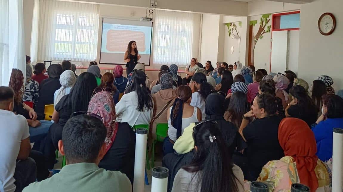 Okul rehberlik öğretmenimiz Fatma Gül ARMAĞAN tarafından ‘Okul Öncesi Eğitim Süreci - Okula Uyum’ konulu veli bilgilendirme semineri